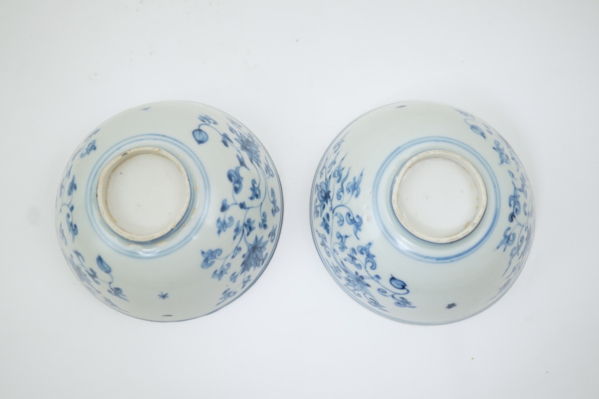 A pair of Chinese blue and white bowls, Ming Dynasty